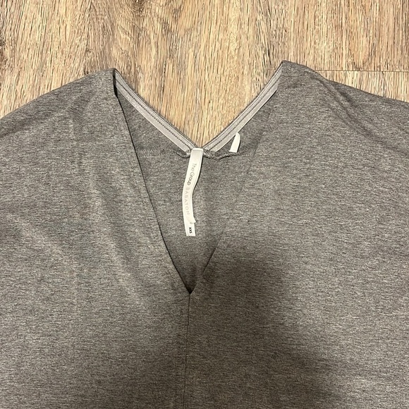 The Group Babaton Long Sleeve V-Neck Tee - Picture 2 of 13